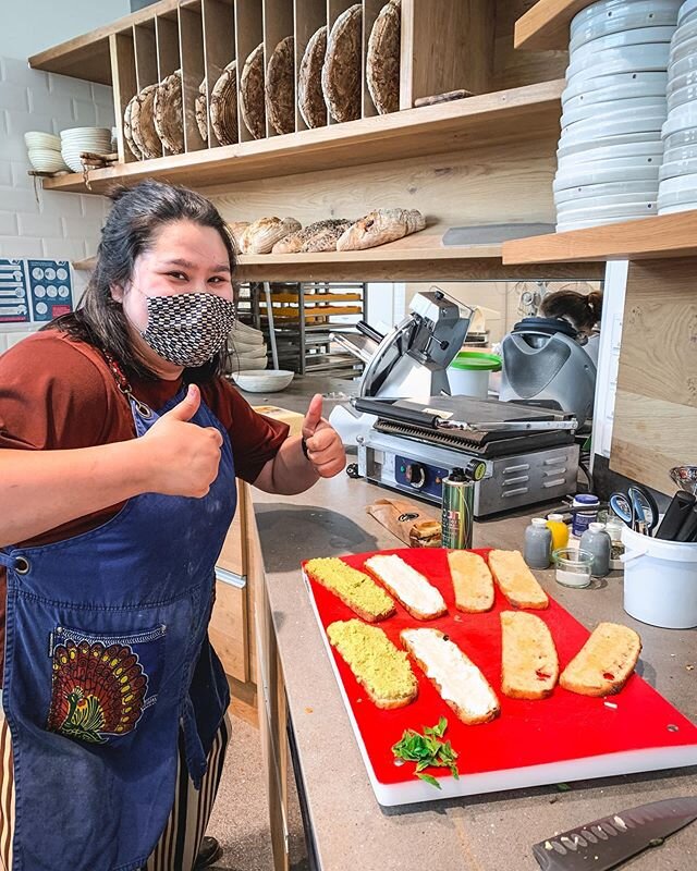 Unsere Nicole bereitet grade hochmotiviert frische, gefüllte Brote vor. Bevor die Füllung reinkommt z.B. Erbsen-Guacamole mit Mozzarella & Minze, werden sie noch mit @noaninsta Olivenöl bestrichen und knusprig gebacken. Habt ihr schon probiert?