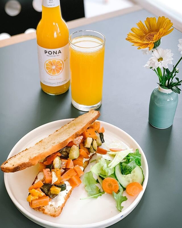🍀 GEWINNSPIEL GUTES BROT TRIFFT GUTE LIMONADE 🍀⁣
⁣⁣
⁣Habt ihr schon unsere neuen Snacks aus dem Holzofen probiert? In unserem Kaffeehaus könnt ihr unsere guten Bio Brote jetzt knusprig gebacken und mit köstlichen Füllungen wie Camembert, Erbsen-Guacamole oder Holzofen-Gemüse genießen. Und was könnte im Sommer besser dazu passen als die fruchtig-prickelnde Bio-Limonade PONA?! ⁣
⁣⁣
⁣🍀 Wir verlosen 2 x 2 Brot-Snacks aus dem Holzofen inklusive 2 Flaschen Bio-Limonade von PONA nach Wahl. Um teilzunehmen, verrate uns in einem Kommentar unter diesem Beitrag, mit wem du unbedingt demnächst einen Brotsnack mit PONA in unserem Kaffeehaus genießen möchtest. Viel Glück! 🍀 ⁣
⁣⁣
⁣* Teilnahmeschluss ist Sonntag, 7.6. Die Auslosung erfolgt nach dem Zufallsprinzip unter allen Kommentaren zu diesem Beitrag. Die Gewinner/innen werden am Montag, 8.6.2020 von uns gezogen und in den Kommentaren bekannt gegeben. Als Gewinn verlosen wir 2x einen Brot-Snack inklusive PONA. Der Gewinn kann in unserem Kaffeehaus in der Schweidlgasse 25, 1020 Wien eingelöst werden. Eine Barablöse ist nicht möglich. Das Gewinnspiel steht in keiner Verbindung zu Facebook oder Instagram und wird in keiner Weise von Facebook oder Instagram gesponsert, unterstützt oder organisiert.