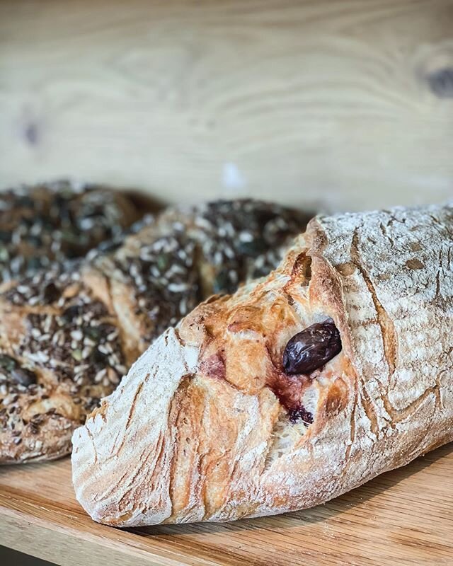 Falls ihr euch fragt, ob ihr auch heute am Feiertag gutes Brot und Gebäck bekommt: ja! Bäckerei und Kaffeehaus haben bis 19 Uhr für euch geöffnet - wir freuen uns auf euch!