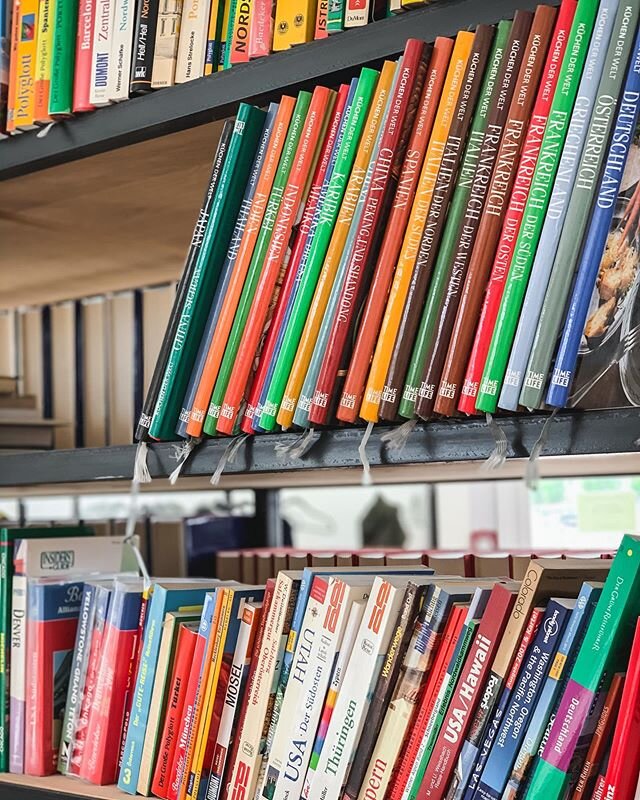 Wusstet ihr, dass wir in unserem Kaffeehaus auch eine umfangreiche Bibliothek haben? Christoph hat einen Gutteil der Bücher seines Vater Thomas Chorherr, dem langjährigen Chefredakteur und Herausgeber der @diepresse, in unsere Bäckerei übersiedelt: von alten Klassikern über Polit-Thriller bis hin zu vielen Reiseführern und Bildbänden ist für jeden Geschmack etwas dabei. Und was gibt es an Regentagen wie heute Besseres, als zum Kaffee in einem guten Buch zu lesen. Wir freuen uns auf euch! 📚 #Kaffeehaus #lesenimkaffeehaus #Nordbahnviertel