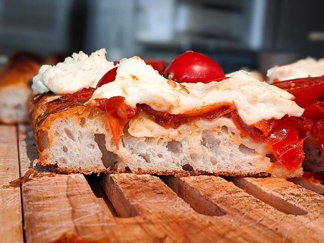 Wir holen uns den Geschmack Italiens ins Nordbahnviertel. Ab heute gibt‘s unsere Holzofen-Foccaccia: mit italienischem Sauerteig und Olivenöl im Teig ist die Foccaccia innen flaumig weich und außen knusprig. Unsere Foccaccia gibt‘s in den drei Varianten Rosmarin & Salz, Tomate & Mozzarella und Zwiebel, Zucchini & Melanzani.